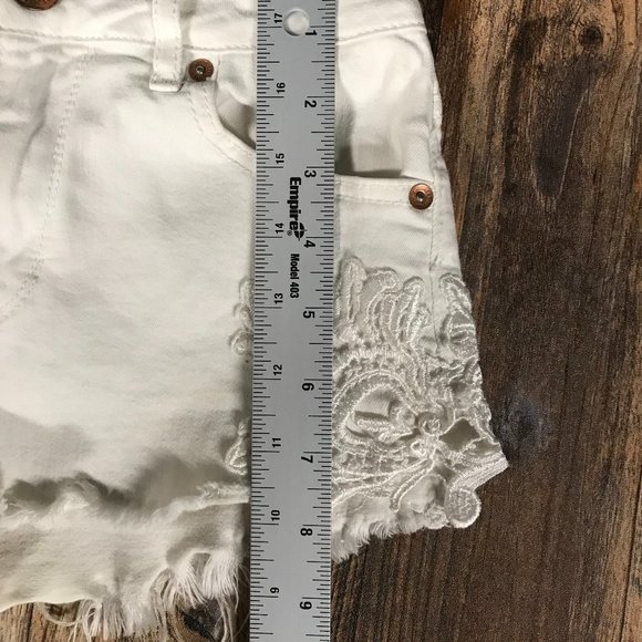 Bullhead Denim Co high rise shorts, white, size 0. (#SUM106) - Picture 5 of 5